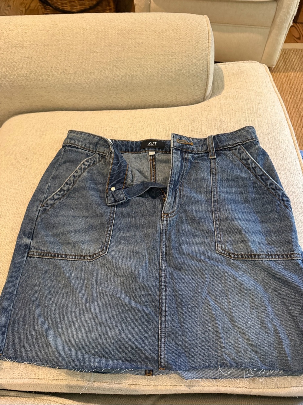Kut from the Kloth Women’s Relaxed Denim Skirt-Style Jeans in Medium Blue